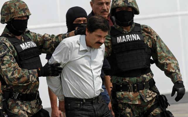 Bisagra. El Chapo Guzmán es trasladado a prisión por la marina mexicana el 22 de febrero pasado.