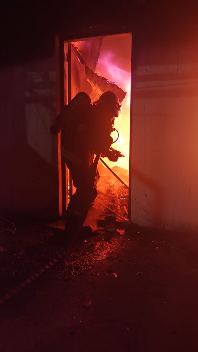 Personal de Bomberos Zapadores actúa en el incendio de Olmo y Juan B. Justo. Una casa de pasillo quedó totalmente destruida por el fuego