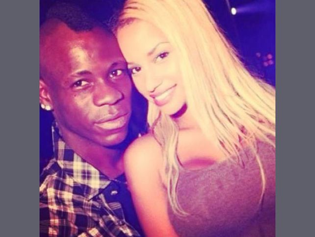 La mujer de Balotelli, la que acapara todas las miradas en Brasil