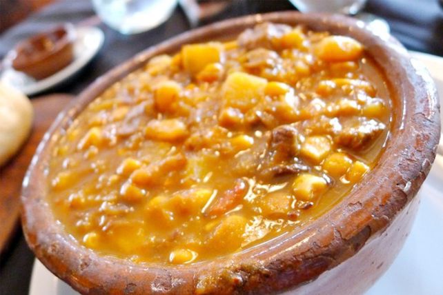 Cocinar un típico locro para seis personas cuesta más de $100