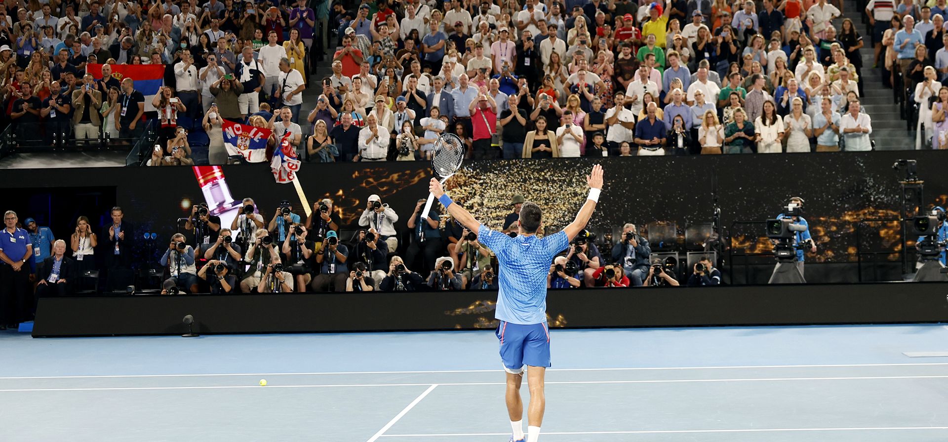 Novak Djokovic celebra después de derrotar a Tommy Paul de EE. UU. en su semifinal en el Abierto de Australia en Melbourne, Australia, el viernes 27 de enero de 2023. (AP Photo/Asanka Brendon Ratnayake)