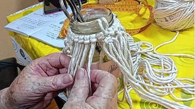 En Eva Taller de Arte y Manualidades se dan cita mujeres de todas las edades para aprender esta antigua técnica que hoy marca tendencia en diseño