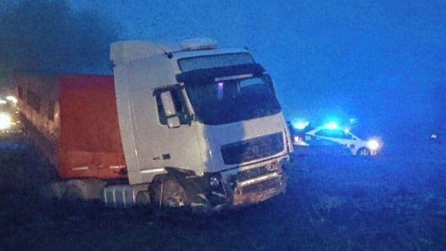 El camión prtagonizó un despiste en uno de los retornos de la autovía 14 en las primeras horas de la mañana de este martes.