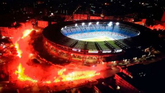 Nápoles llora a Maradona en un homenaje en el estadio que llevará su nombre