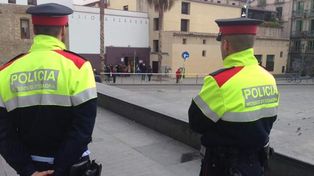 Para despistar luego de un robo, tiró billetes de 50 euros