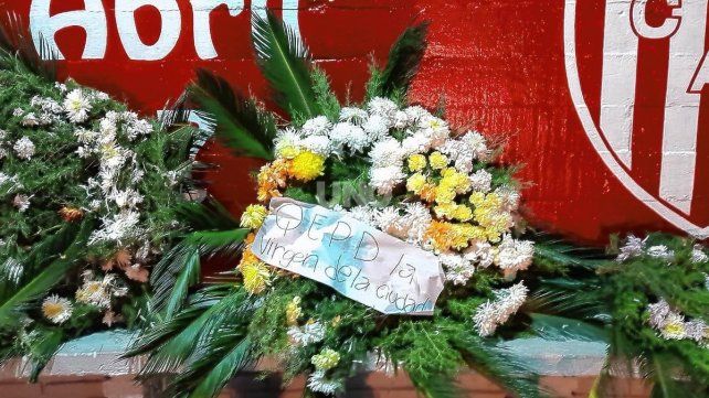 Dejaron coronas de flores con mensajes en la sede de Unión