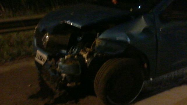 Un hombre fue hospitalizado tras chocar un ternero con su auto