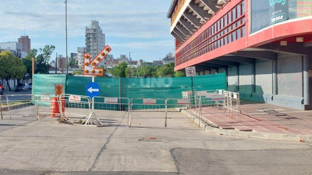 Socavón en Unión. La semana que viene habilitarían el tránsito sobre López y Planes