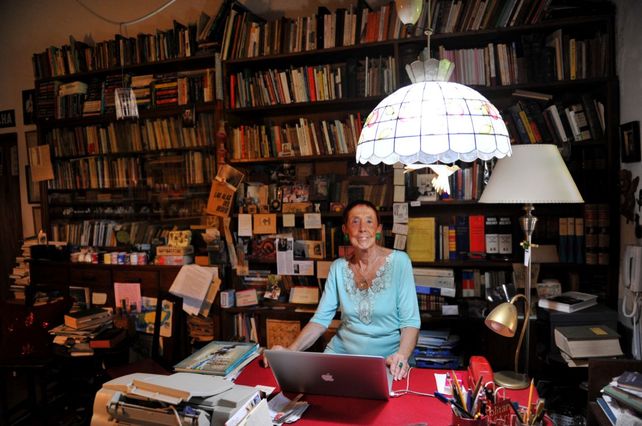 La escritora Angélica Gorodischer en su escritorio en 2013