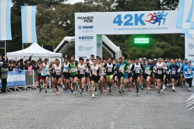 Más de 2.500 participantes le pusieron color y calor al XX Maratón Internacional de la Bandera