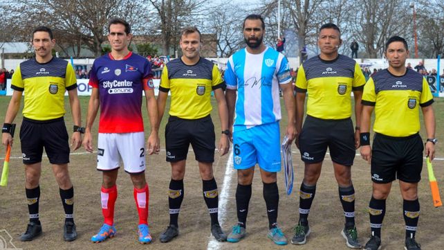La foto en la previa. El árbitro&nbsp; Alejandro Scionti y sus colaboradores de liga Casildense posan con los capitanes Paulo Killer (Central Córdoba) y Néstor Monzón (San Martín).