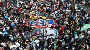 Los autos del TC rugieron en el Parque Urquiza ante miles de fanáticos.