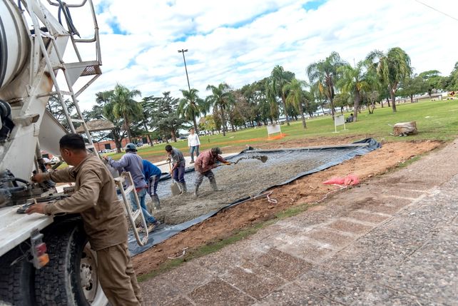 Comenzaron a montar una réplica del Crucero Belgrano en el parque a la Bandera