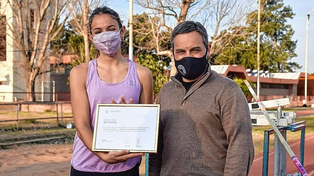 Luciana Gómez Iriondo recibió una declaración por parte del presidente del concejo municipal Leandro González.