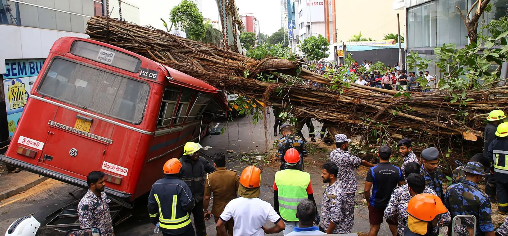 Colombo, Sri Lanka. Personal de emergencia y rescate se reúne junto a un autobús golpeado por la caída de un árbol. Al menos cinco personas murieron y varias más resultaron heridas. Fotografía: AFP/Getty Images Colombo, Sri Lanka. Personal de emergencia y rescate se reúne junto a un autobús golpeado por la caída de un árbol. Al menos cinco personas murieron y varias más resultaron heridas. Fotografía: AFP/Getty Images