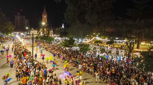 Una multitud copó la plaza central en Venado Tuerto para celebrar los carnavales. Hubo visitantes de toda la región.