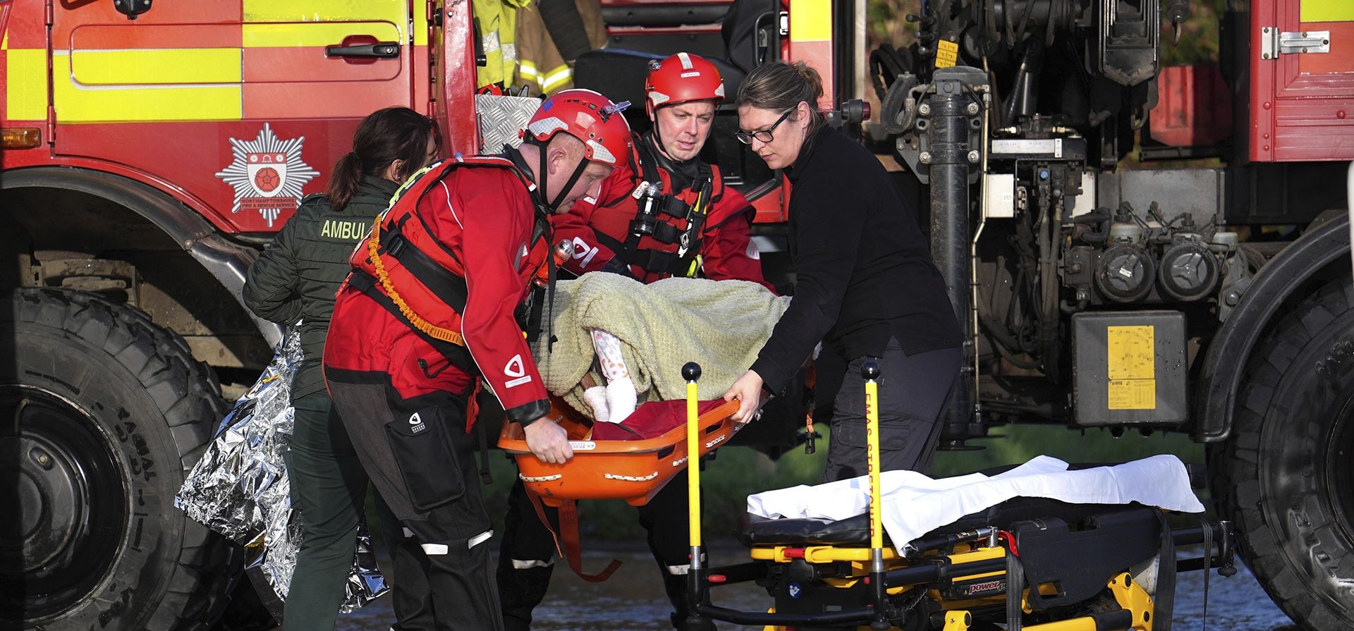 Una residente local, envuelta en mantas, es atendida mientras es trasladada a un vehículo de emergencia en el Billing Aquadrome en Northamptonshire, Inglaterra, el lunes 25 de noviembre de 2024, después de que la tormenta Bert causara inundaciones Una residente local, envuelta en mantas, es atendida mientras es trasladada a un vehículo de emergencia en el Billing Aquadrome en Northamptonshire, Inglaterra, el lunes 25 de noviembre de 2024, después de que la tormenta Bert causara inundaciones