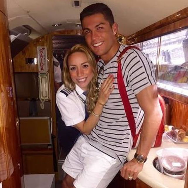 La hermosa piloto del jet de CR7 es ¡fan de Messi!