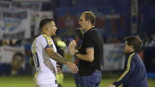 Vecchio charla con Somoza, quien no le creyó al 10 de Central cuando se contracturó el sóleo el pasado miércoles.&nbsp;