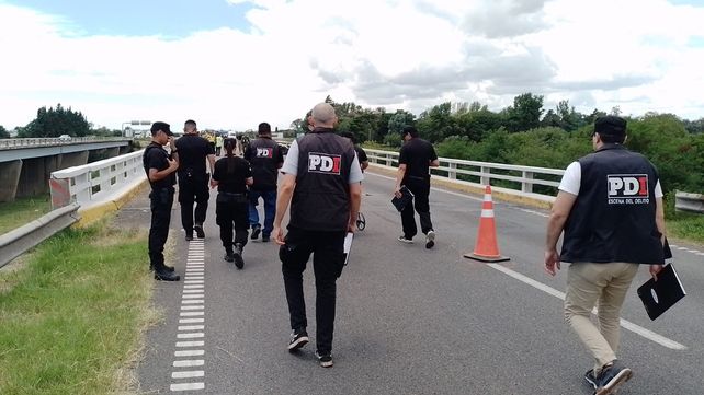 Policías peritaron la zona del accidente. 