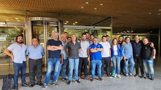 Negociación. Los paritarios de la federación nacional aceitera y del sindicato de San Lorenzo, tras la firma del acuerdo.