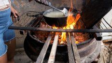 La leña ya no se usa para los asados, sino para calentar el café, hacer las arepas y toda clase de comidas. Incluso en los departamentos de Caracas. La leña ya no se usa para los asados, sino para calentar el café, hacer las arepas y toda clase de comidas. Incluso en los departamentos de Caracas.