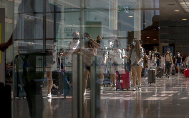 Turistas llegan al aeropuerto de Barcelona, España, el lunes 7 de junio de 2021. España está tratando de impulsar su industria turística dando la bienvenida a partir del lunes a visitantes vacunados de la mayoría de los países.