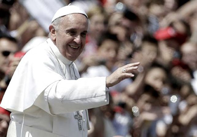 Desoyendo advertencias, el Papa llega por primera vez a África