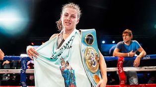 La Princesita Evelin Bermúdez, la alegría y el rastro de una dura pelea en su rostro. Gran noche en el Luna Park.