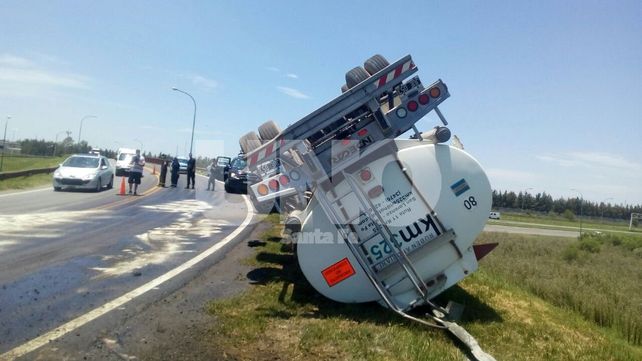 Perdió el control del camión y volcó: no hubo heridos de milagro