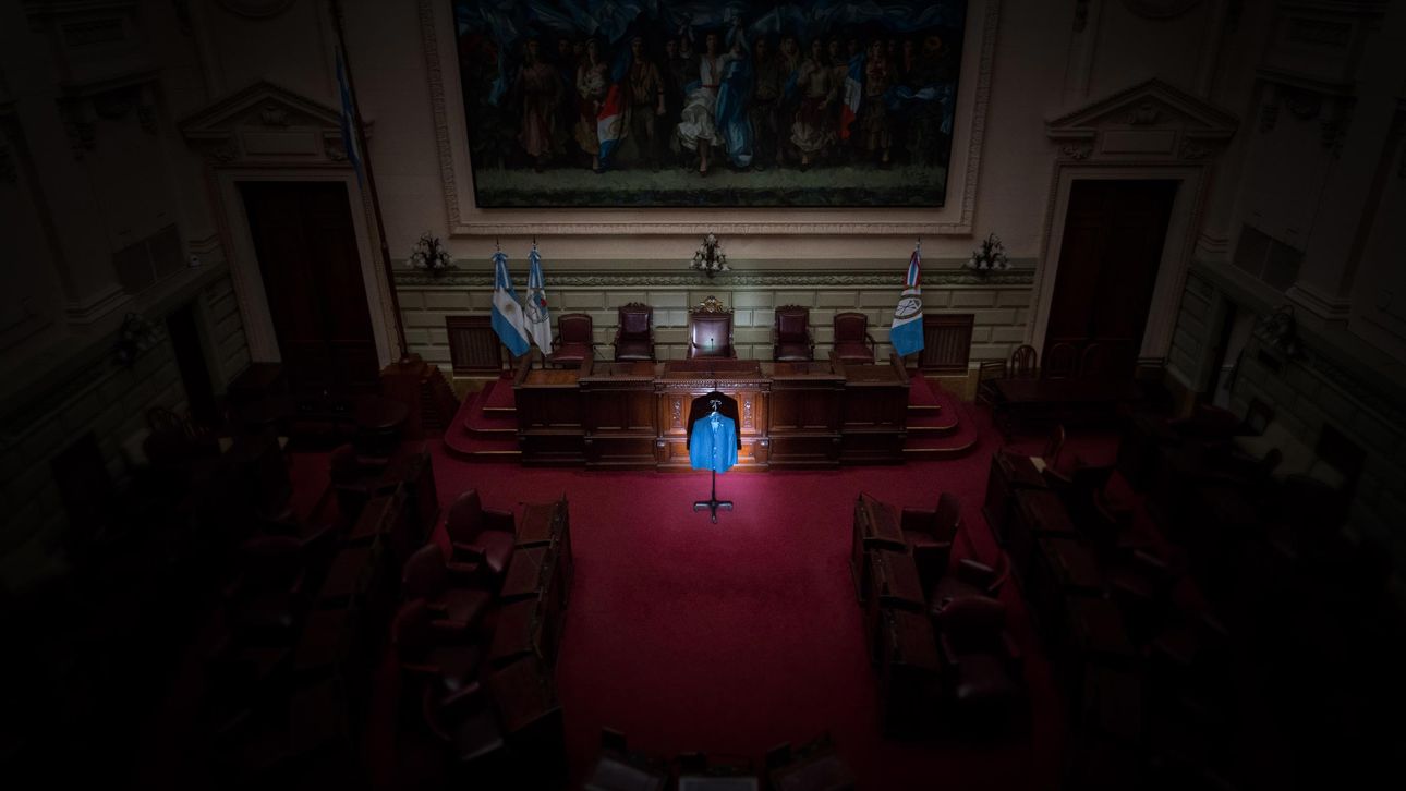 Dos años de pandemia: el político del saco azul
