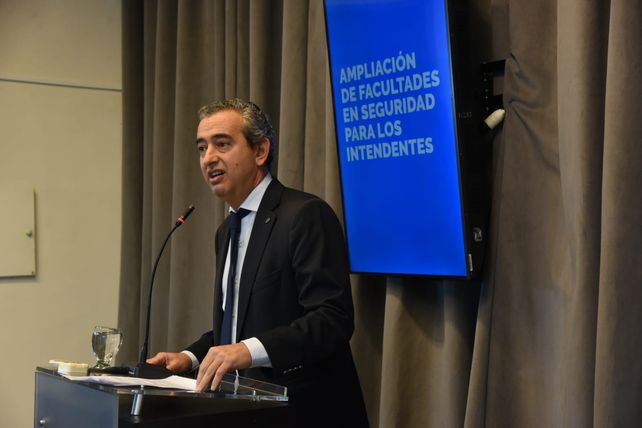 Pablo Javkin envía un proyecto a la Legislatura para que los intendentes puedan elegir jefes policiales
