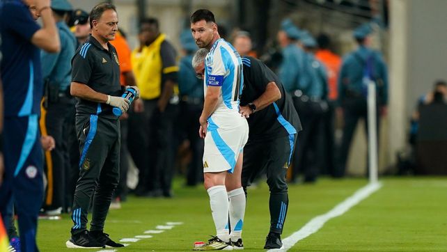 Lionel Messi es atendido de la molestia en el aductor durante el partido con Chile.