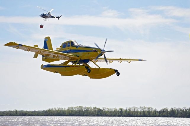 Santa Fe probó su nueva flota aérea contra incendios: el avión hidrante cargó agua del Paraná y puso a prueba su poder de respuesta