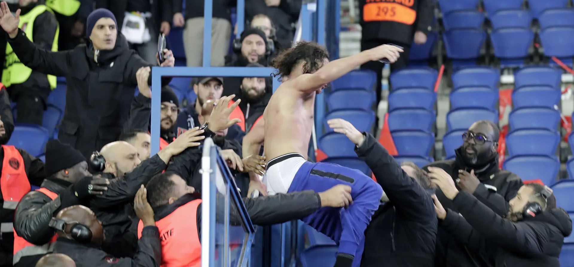 Guardias de seguridad detienen a un seguidor del Bayern Munich después de que se metió en una pelea con un fanático del Paris Saint-Germain, París, Francia. París, Francia. Fotografía: Teresa Suárez/EPA