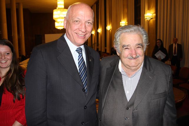 Antonio Bonfatti le dio una impronta política a su visita a Uruguay