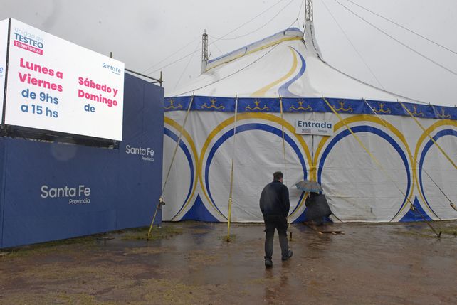 Lluvia y testeos. La carpa frente al Monumento fue el único centro habilitado ayer