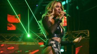 Jimena Barón no se olvidó de Gianinna Maradona durante el recital con el que volvió a los escenarios.