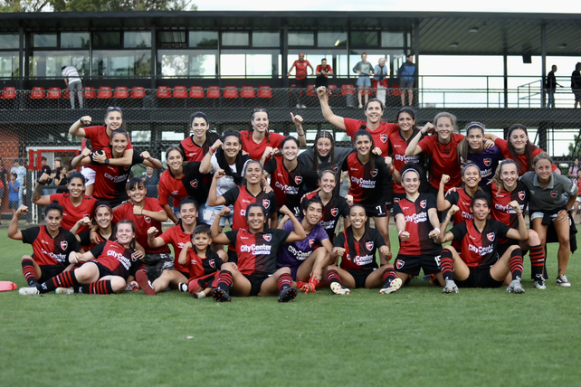 Newells está a un paso de jugar por primera vez en su historia en primera división.