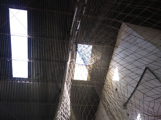 Un trabajador murió al caer desde el techo de una cancha de fútbol 5
