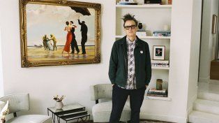 Entre el punk rock y el arte callejero: el bajista de Blink-182 subastará una pintura de Banksy
