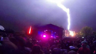 Un rayo cayó en pleno recital de Los Tekis en Salta y asustó a la multitud