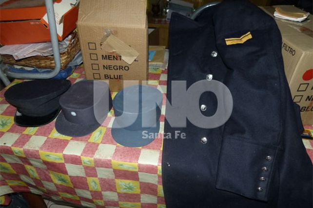 Arrestaron una gavilla de delincuentes con uniformes policiales y armamento