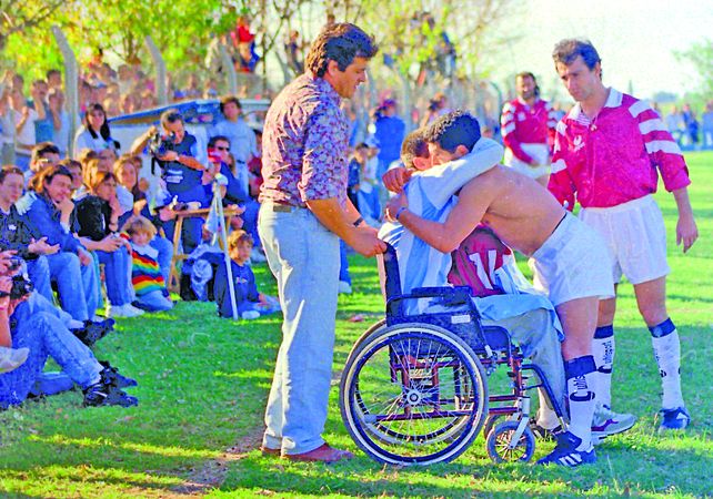 La increíble historia de un gesto y una foto de Maradona en Totoras, que conmovieron al mundo