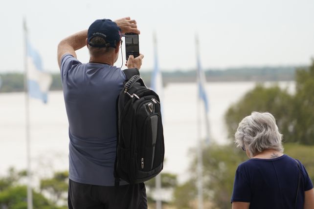 Un turista en el parque a la Bandera.