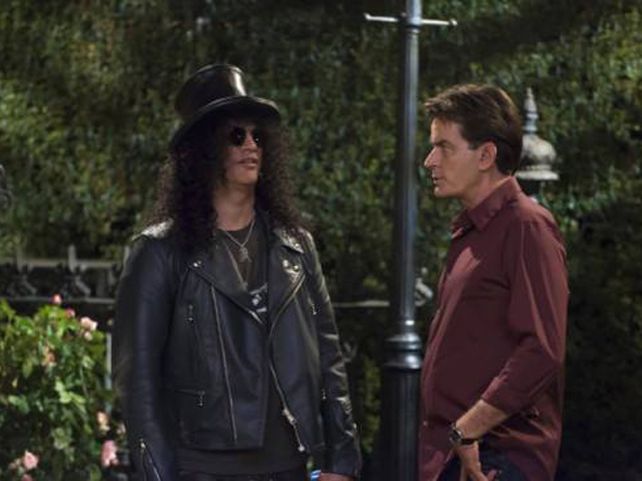 Slash actuó para la serie de Charlie Sheen