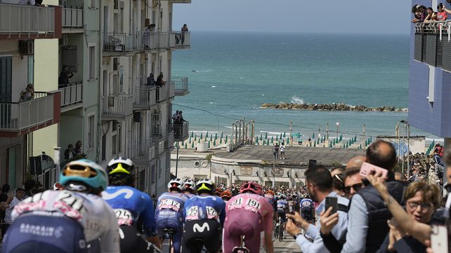 Ciclistas recorren la ciudad de Termoli durante la undécima etapa del Giro de Italia