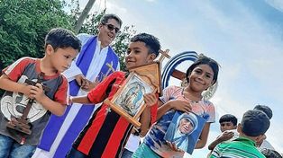 Por los barrios. El padre Miguel García realizó la novena patronal visitando a los vecinos de la comunidad, llevando la imagen de Guadalupe y de la santa Madre Teresa de Calcuta.