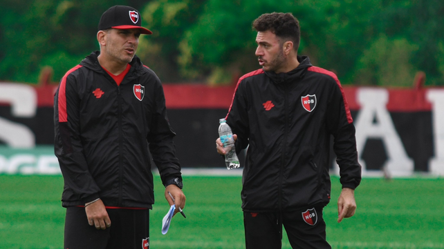 El entrenador Mariano Soso charla con su ayudante Diego Buján durante una de las prácticas de Newells.&nbsp; 