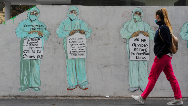 Un mural en homenaje a los trabajadores de la salud.